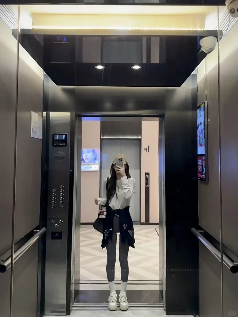 在健身房穿瑜伽裤被蛐蛐