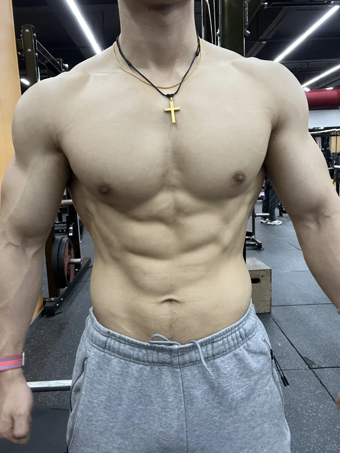 好像很久没穿灰运动裤了