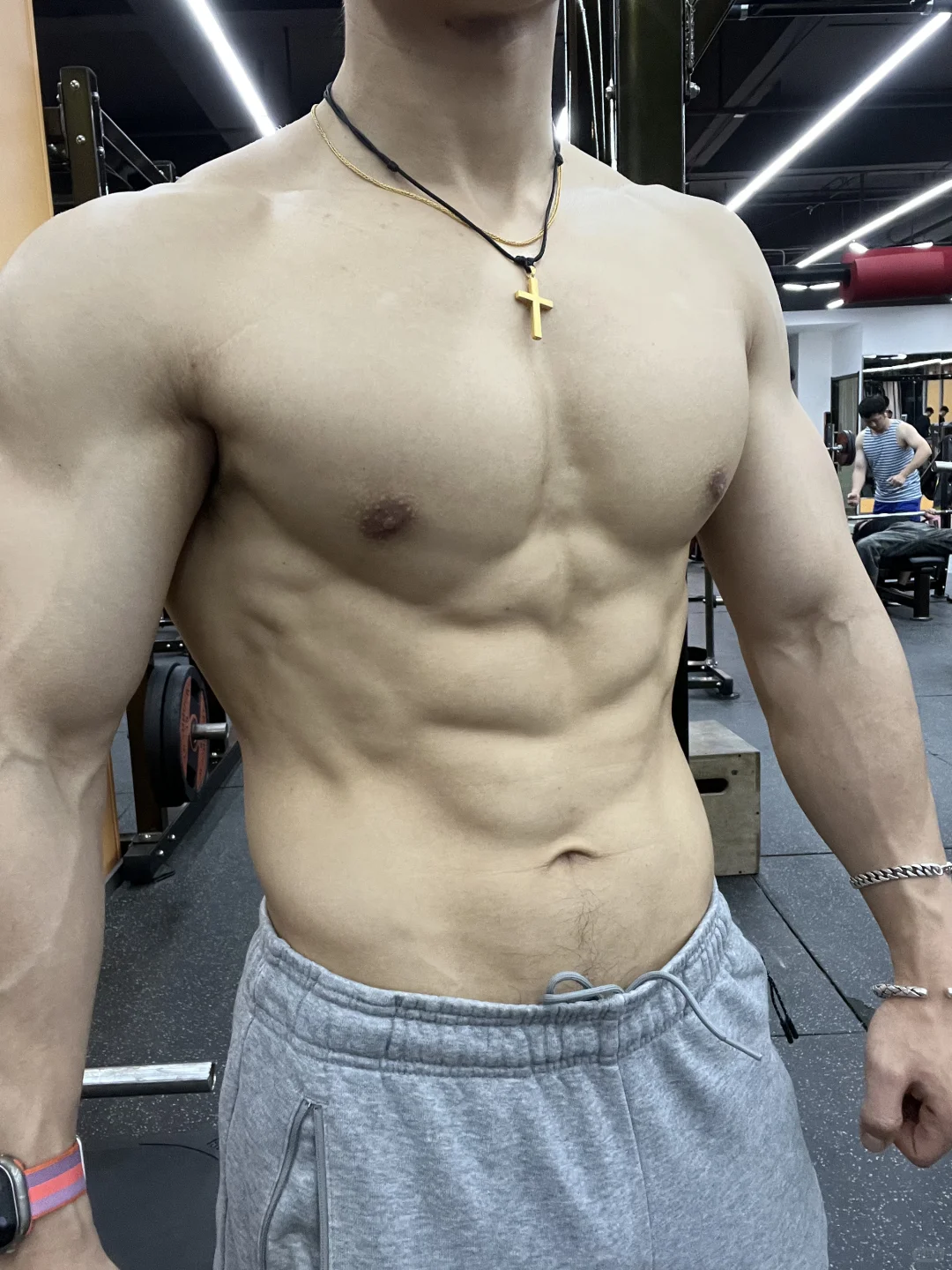 好像很久没穿灰运动裤了