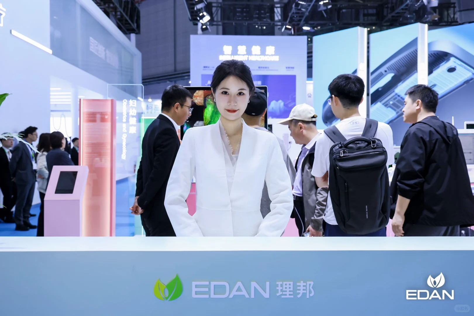 CMEF医疗机械展做礼仪的一天