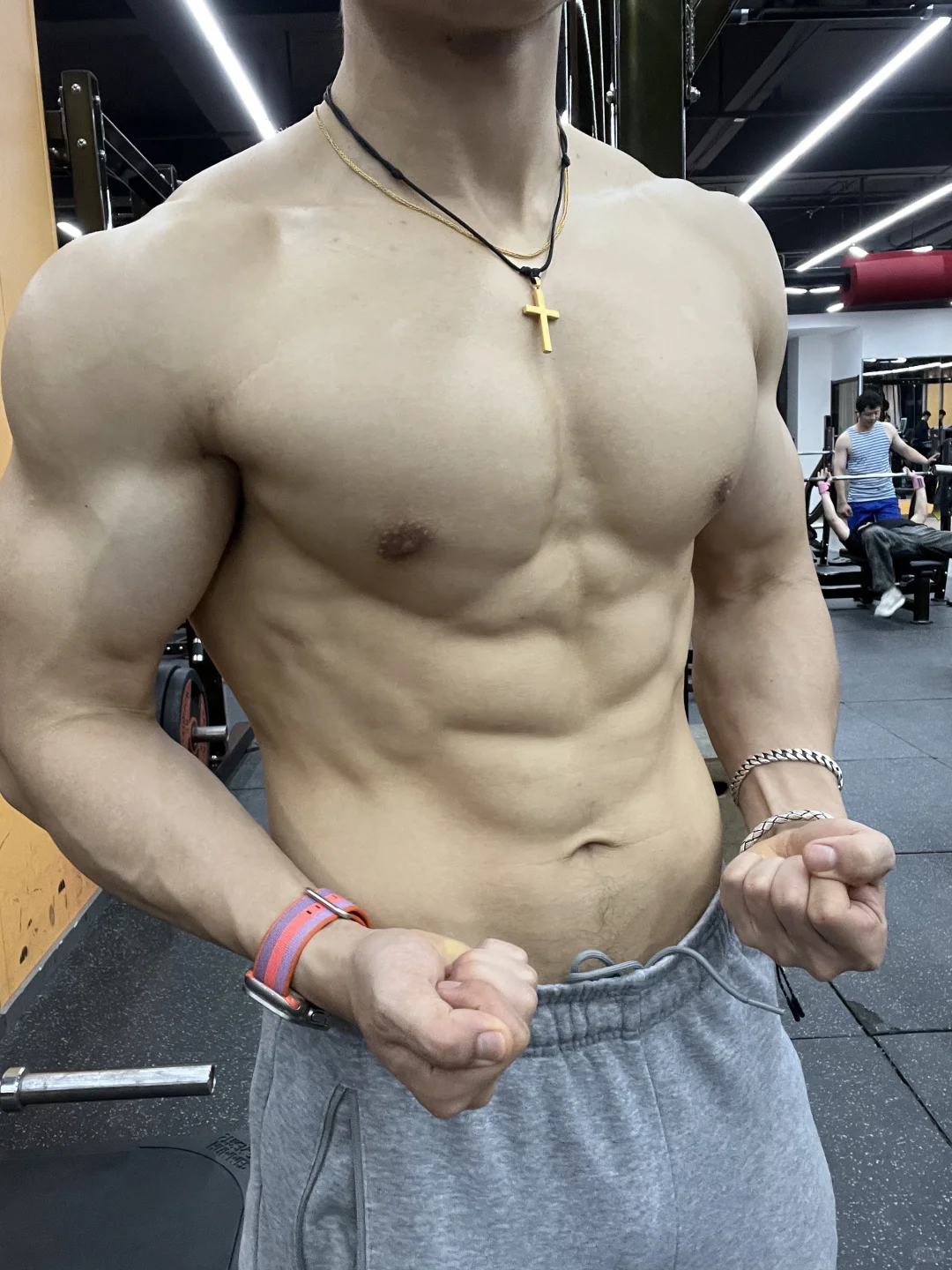 好像很久没穿灰运动裤了