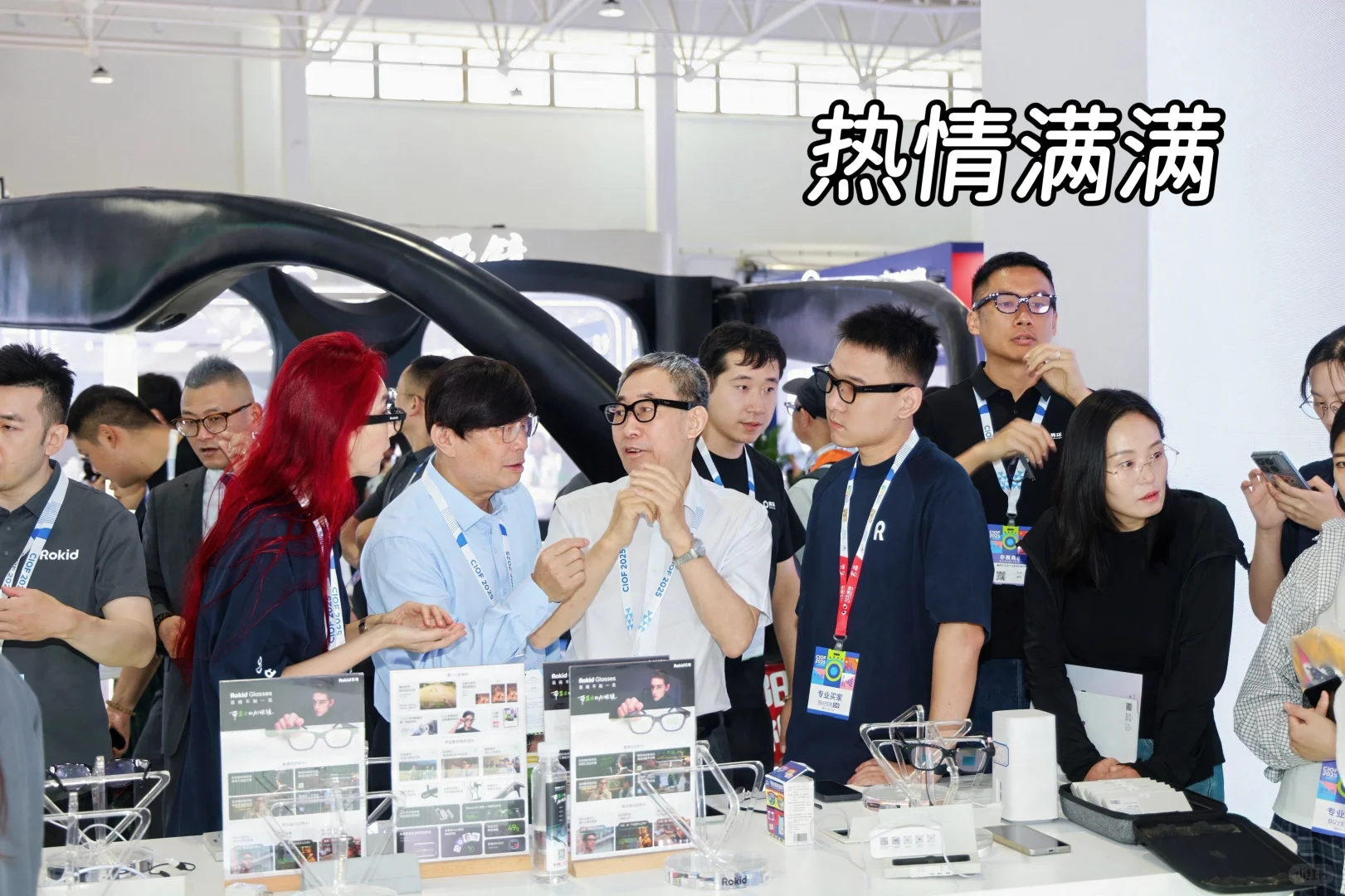 所有人都在排队的展位，究竟在看啥？