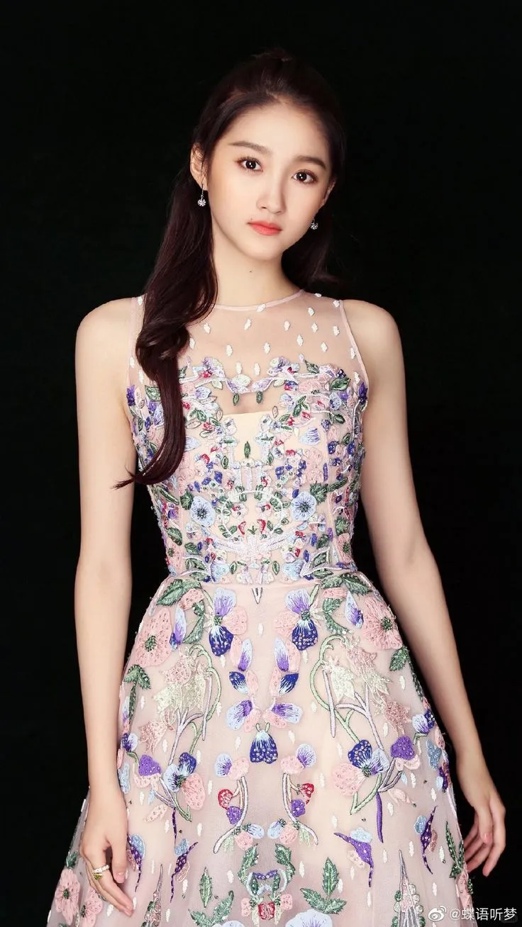 关晓彤：元气少女与御姐的无缝切换?