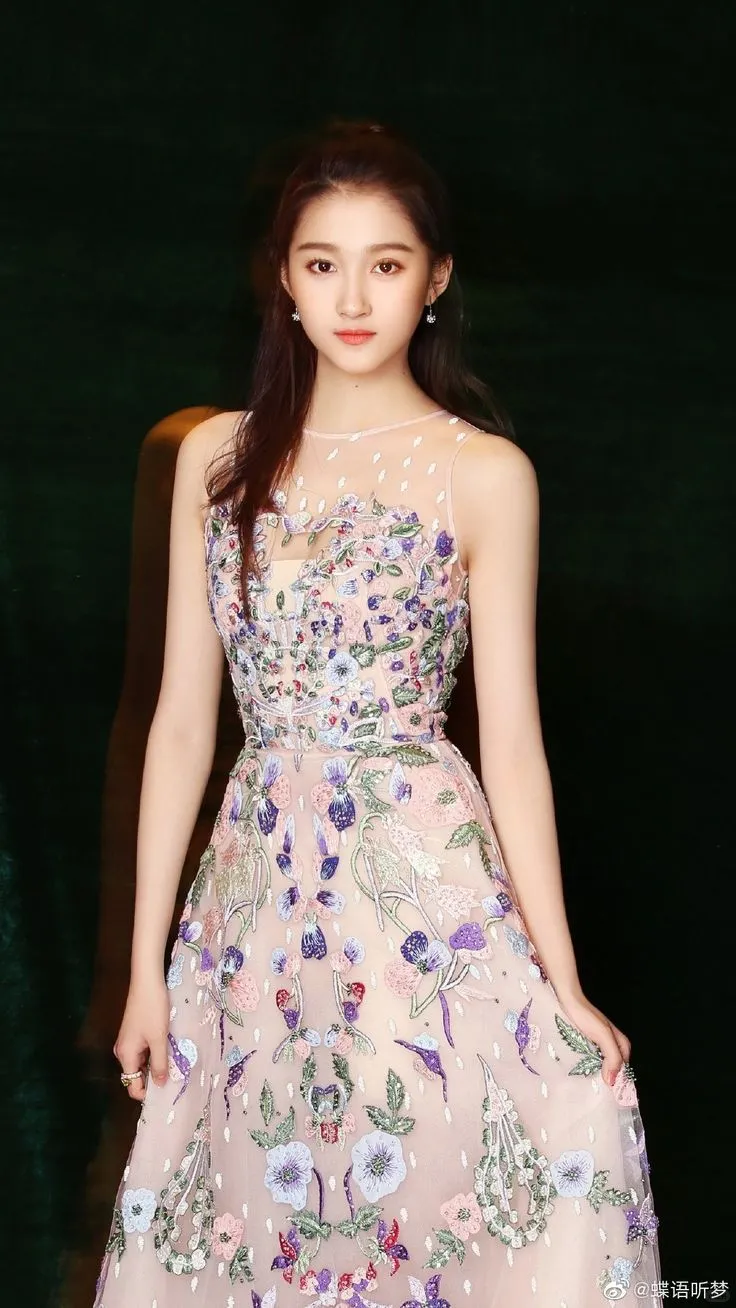 关晓彤：元气少女与御姐的无缝切换?