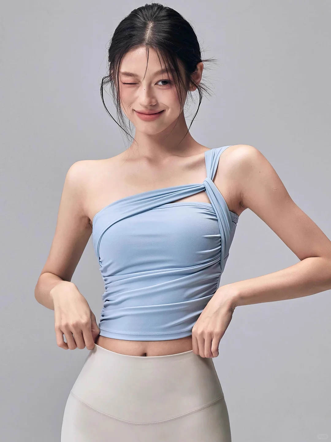 ?气质蓝斜肩背心！小众设计感太戳我了