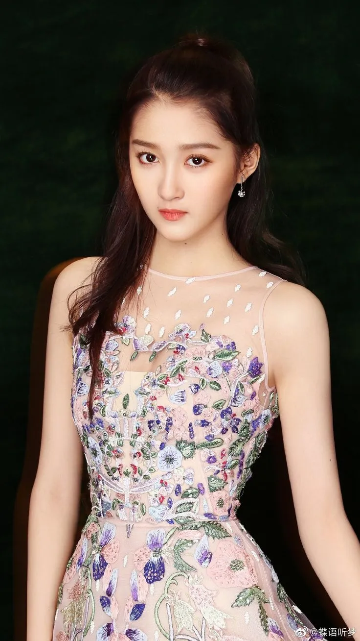 关晓彤：元气少女与御姐的无缝切换?