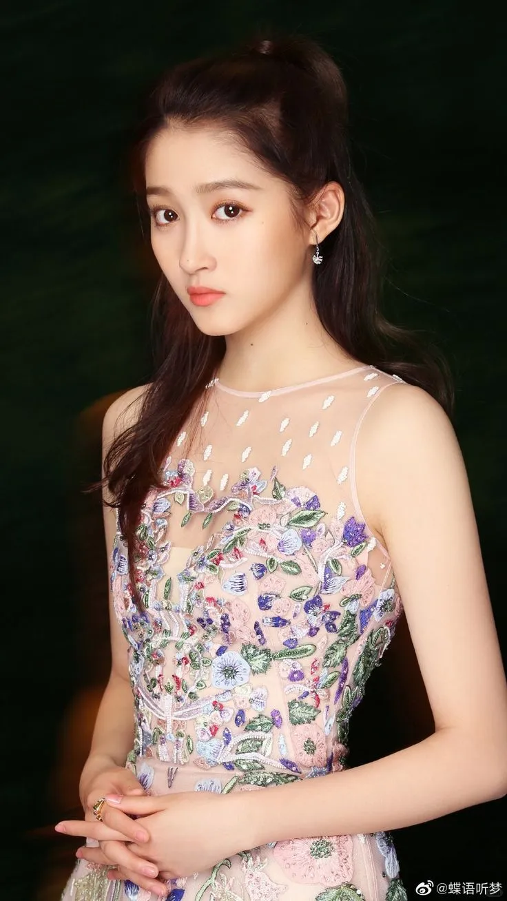 关晓彤：元气少女与御姐的无缝切换?