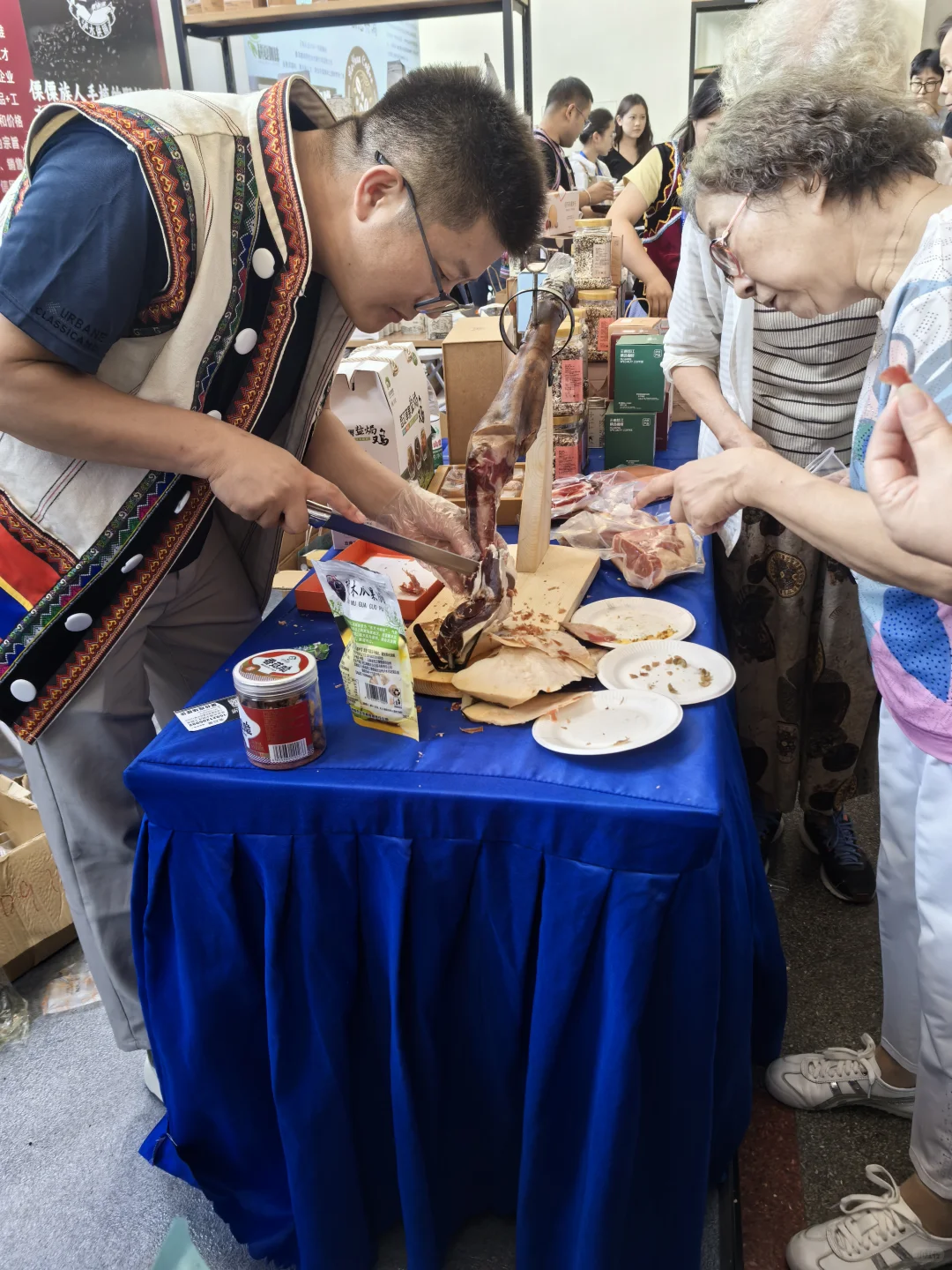 上海各地美食展销会试吃
