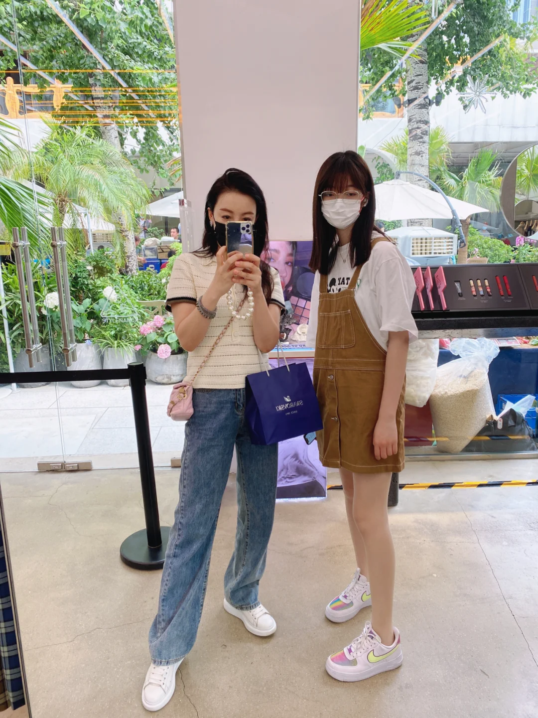 老阿姨和小美女逛街
