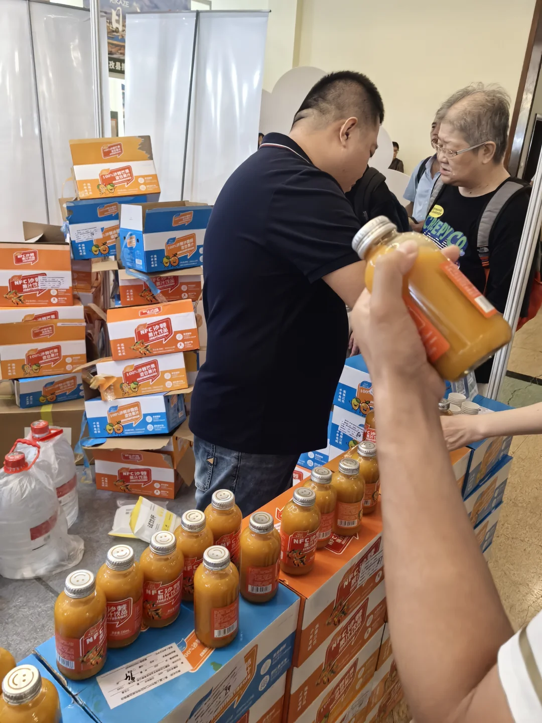 上海各地美食展销会试吃