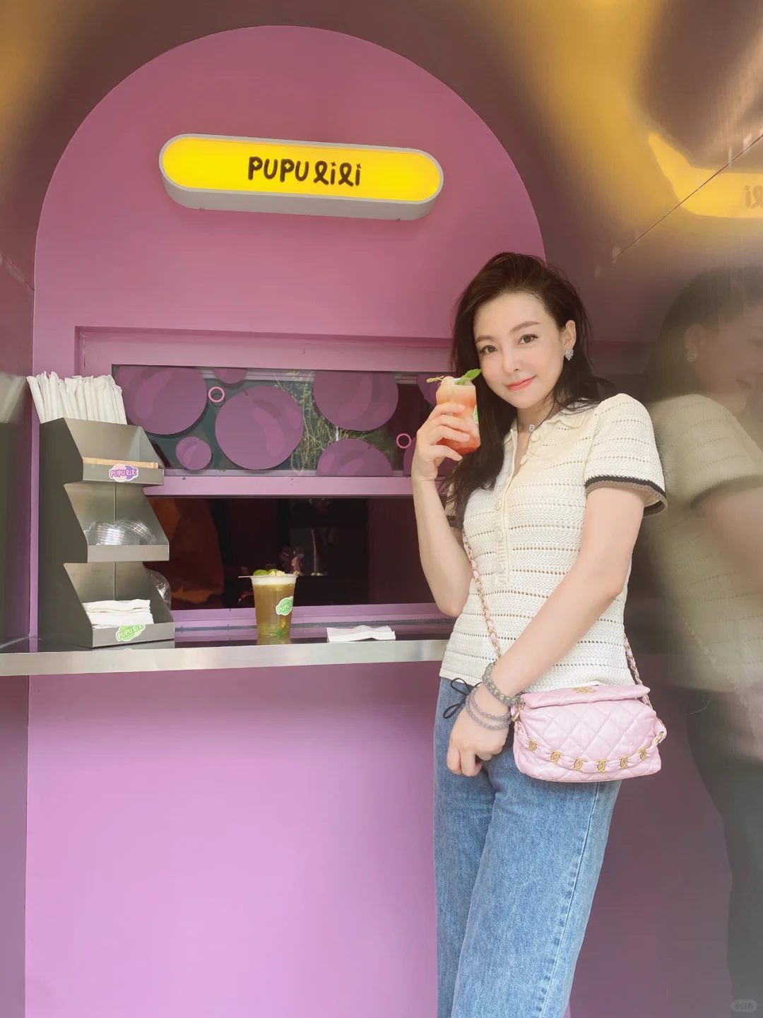老阿姨和小美女逛街