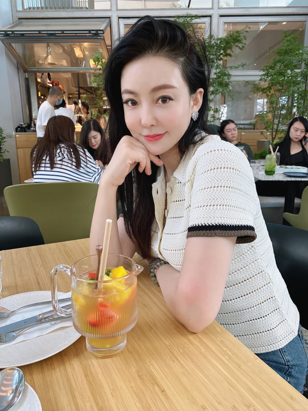 老阿姨和小美女逛街