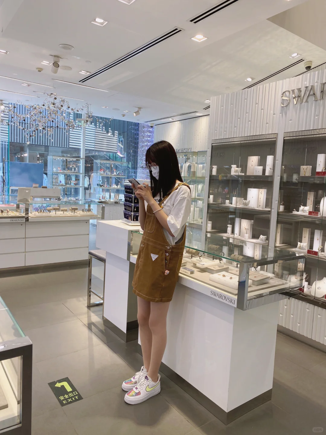 老阿姨和小美女逛街