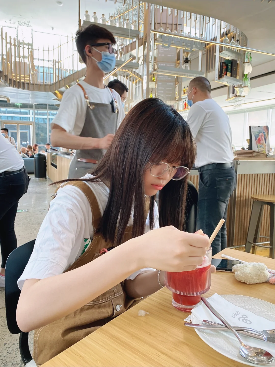 老阿姨和小美女逛街
