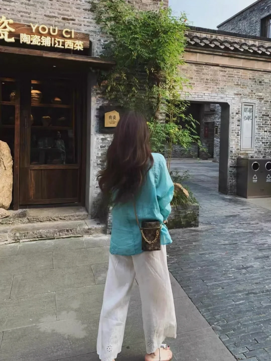 夏日出游穿搭丨湖蓝衬衫+白色阔腿裤！