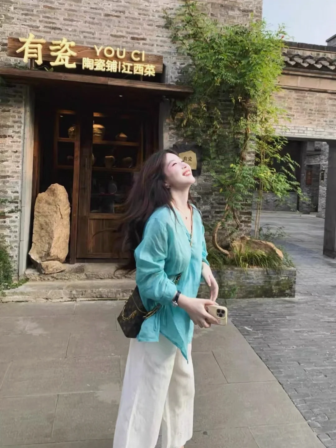 夏日出游穿搭丨湖蓝衬衫+白色阔腿裤！