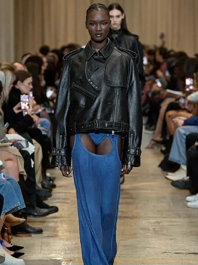 这是为了高举“穿衣自由”大旗吗