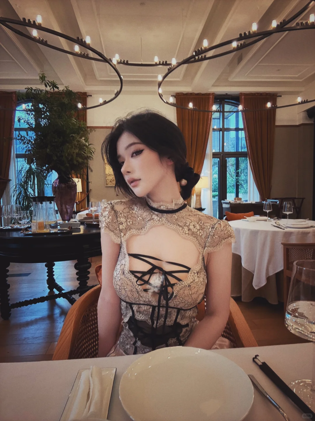 「轻熟女」一件很贴名字的蕾丝打底