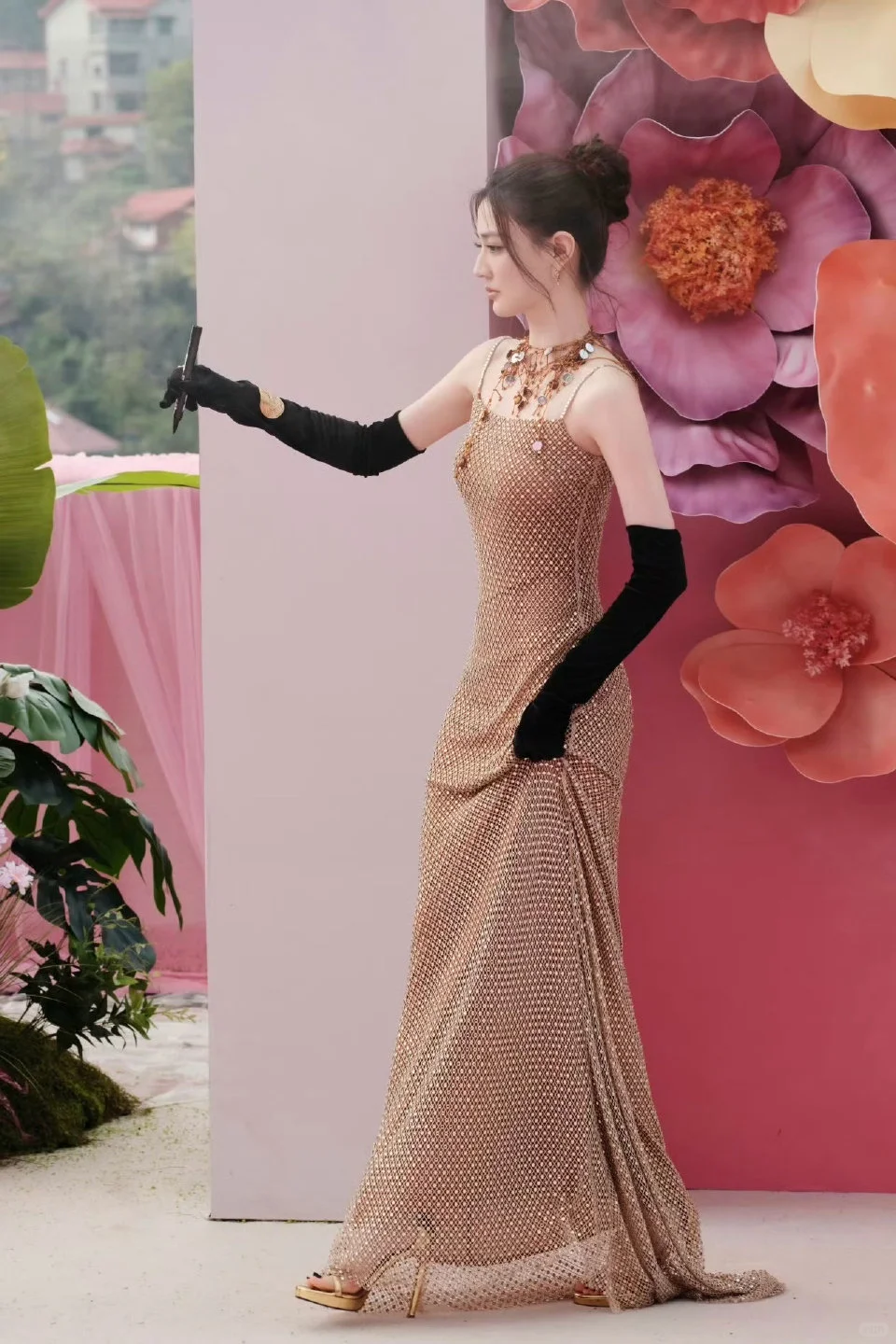 徐璐 金色吊带 性感曲线