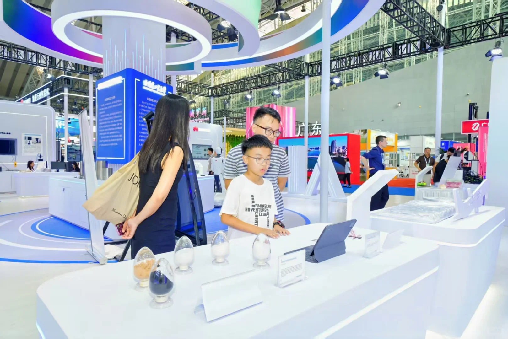 哈工大成果亮相中国国际新材料产业博览会！