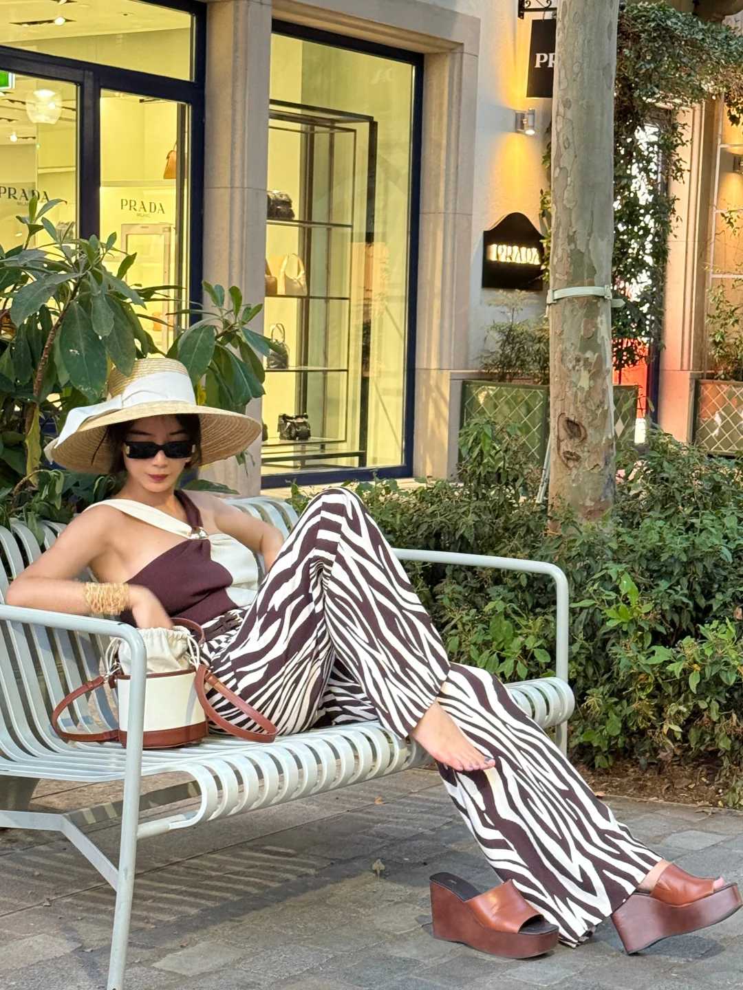 ?? 这么热的天 尝试不穿内衣逛街