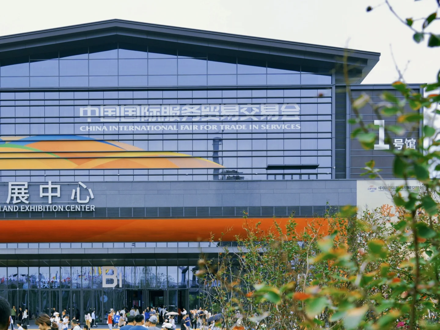 逆龄少女打卡北京服贸会｜ROMEGA给我底气