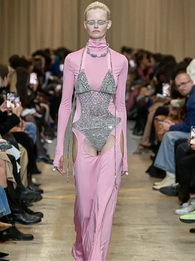 这是为了高举“穿衣自由”大旗吗