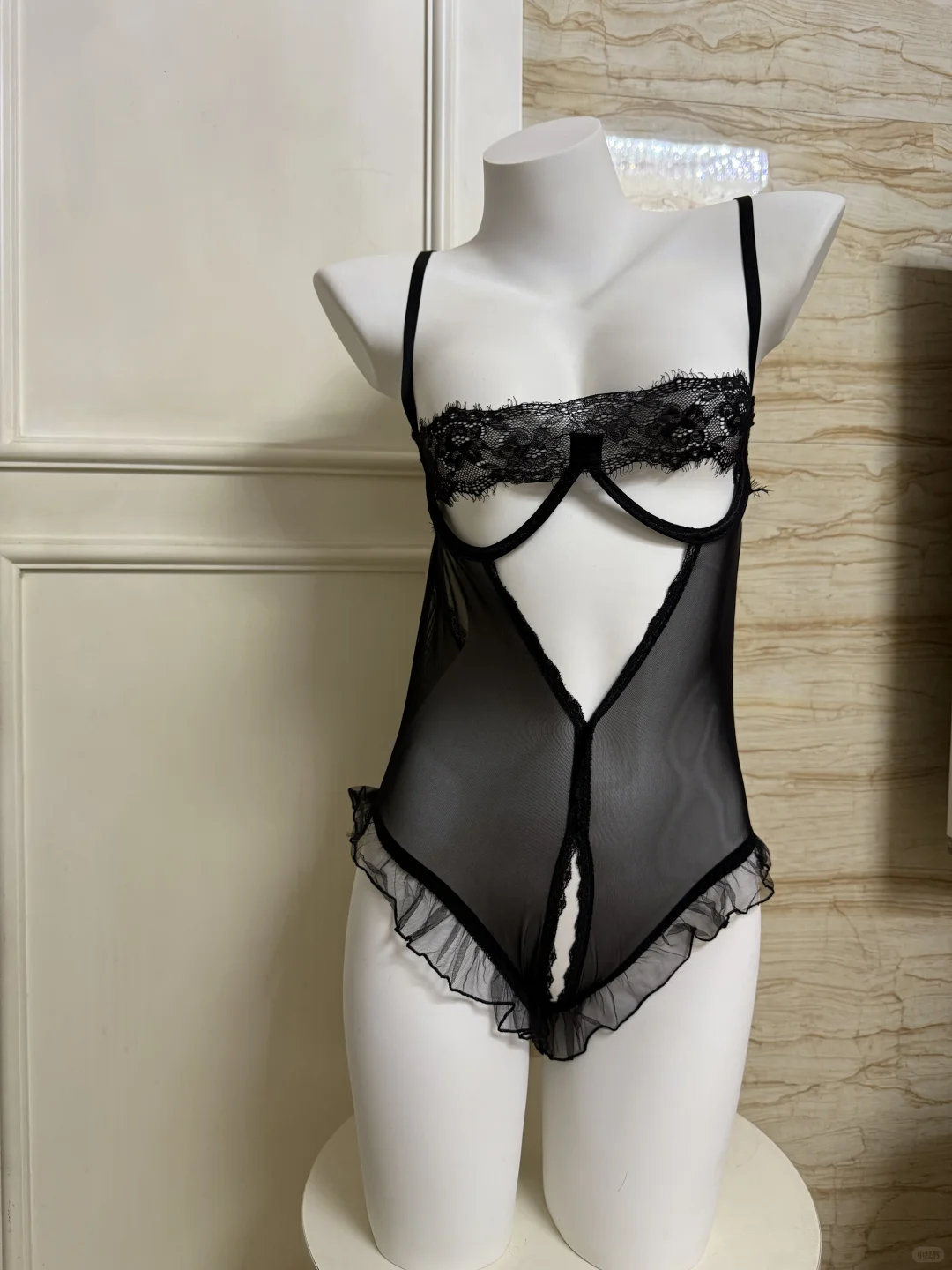 “暗夜魅影：神秘性感的黑色蕾丝”