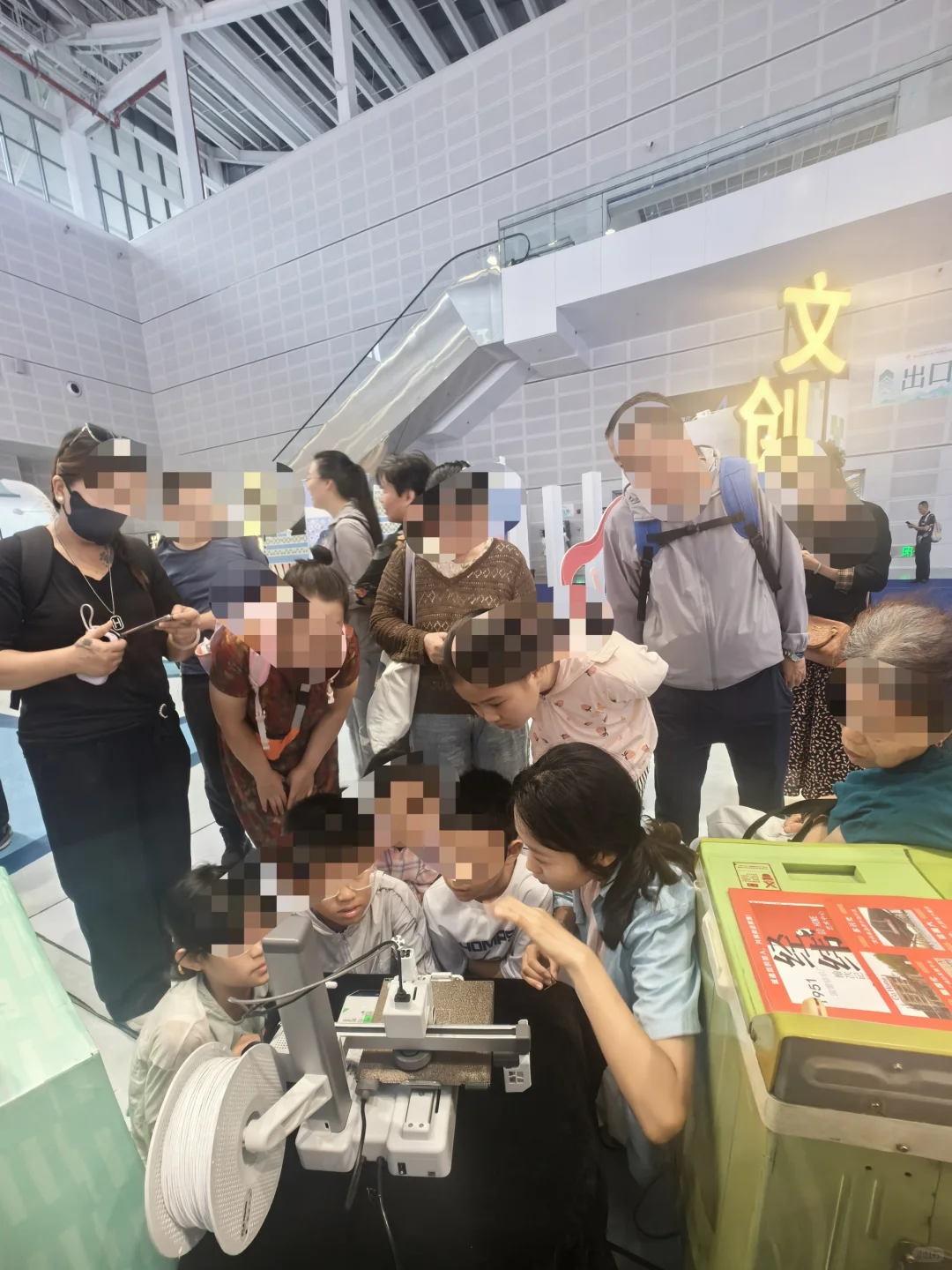 00后在校大学生勇闯文博会