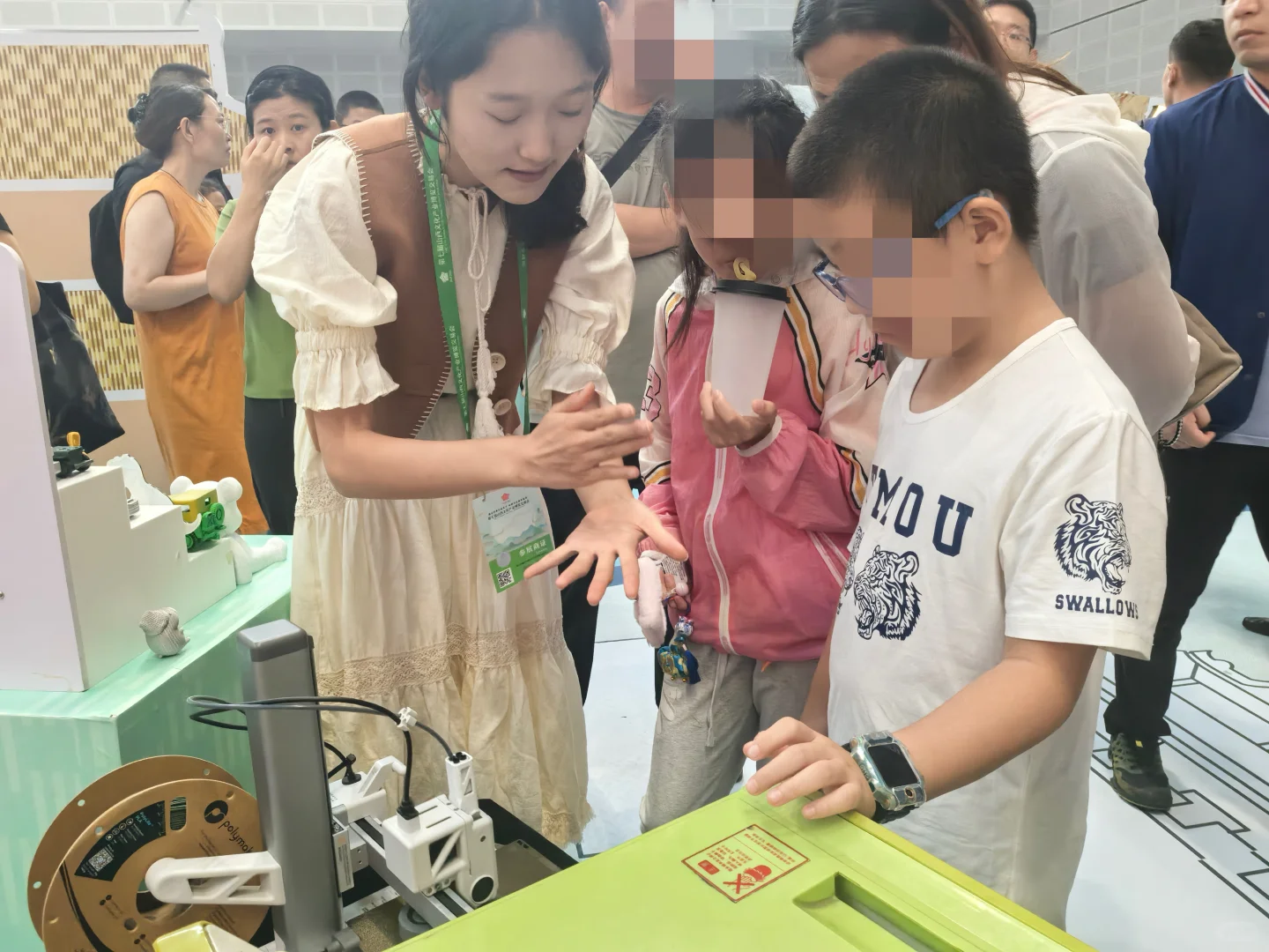 00后在校大学生勇闯文博会