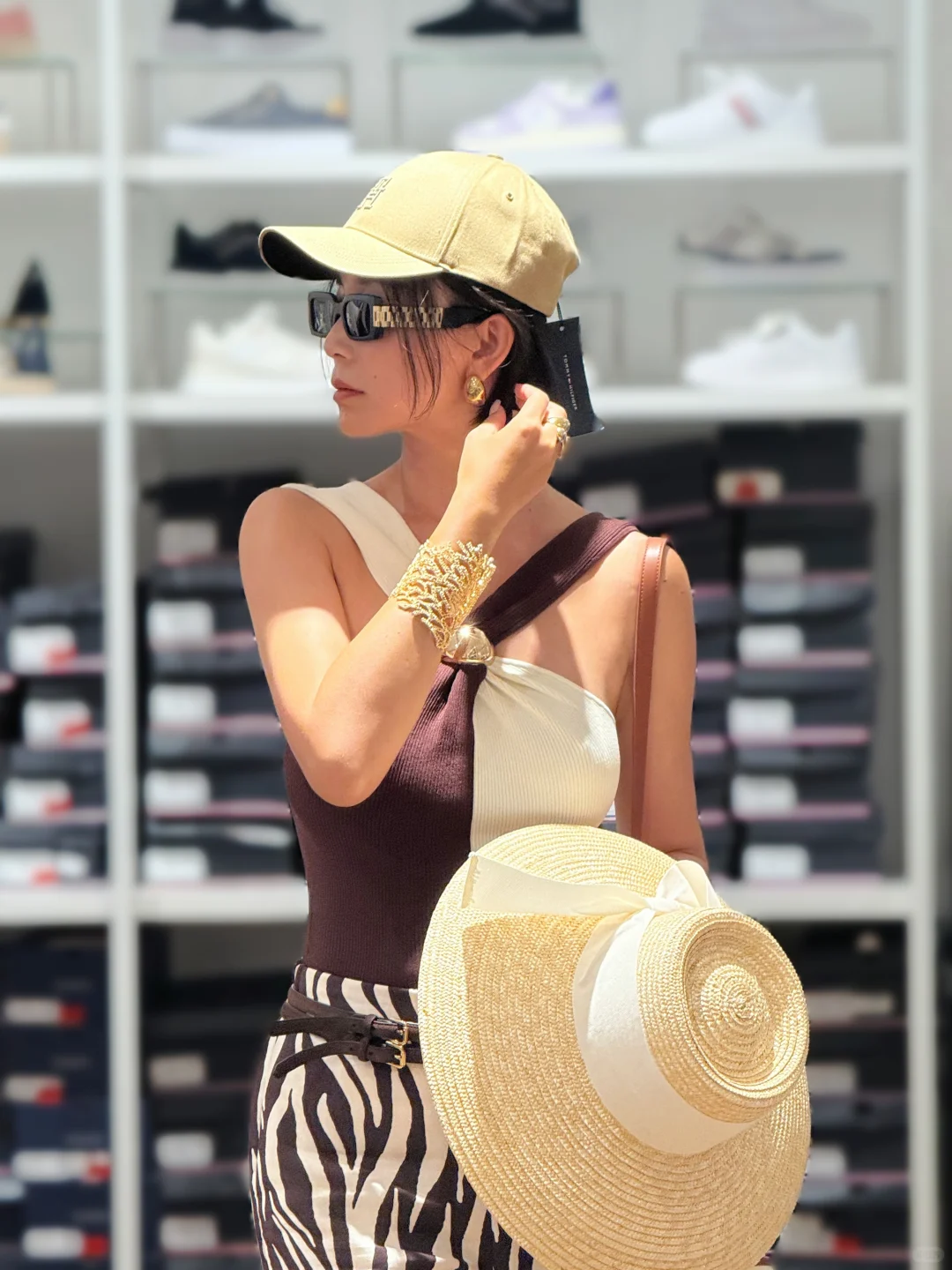 ?? 这么热的天 尝试不穿内衣逛街