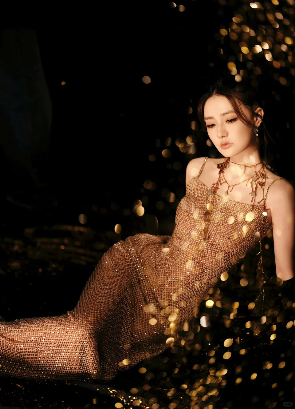 徐璐 金色吊带 性感曲线