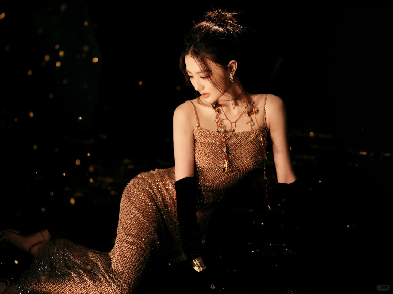 徐璐 金色吊带 性感曲线