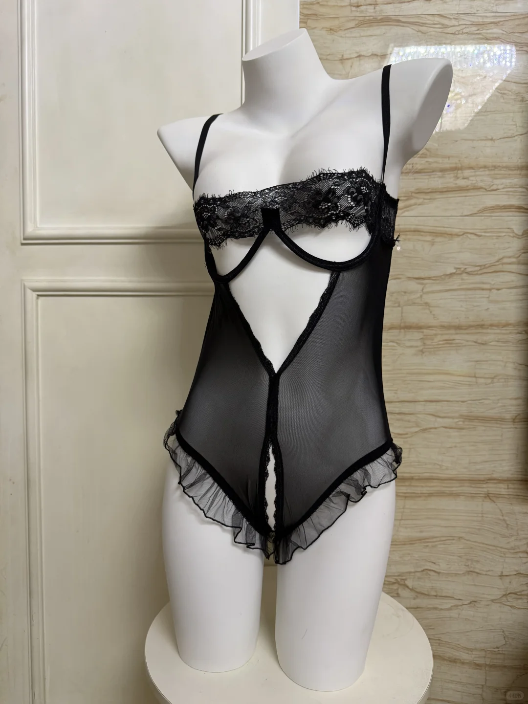 “暗夜魅影：神秘性感的黑色蕾丝”