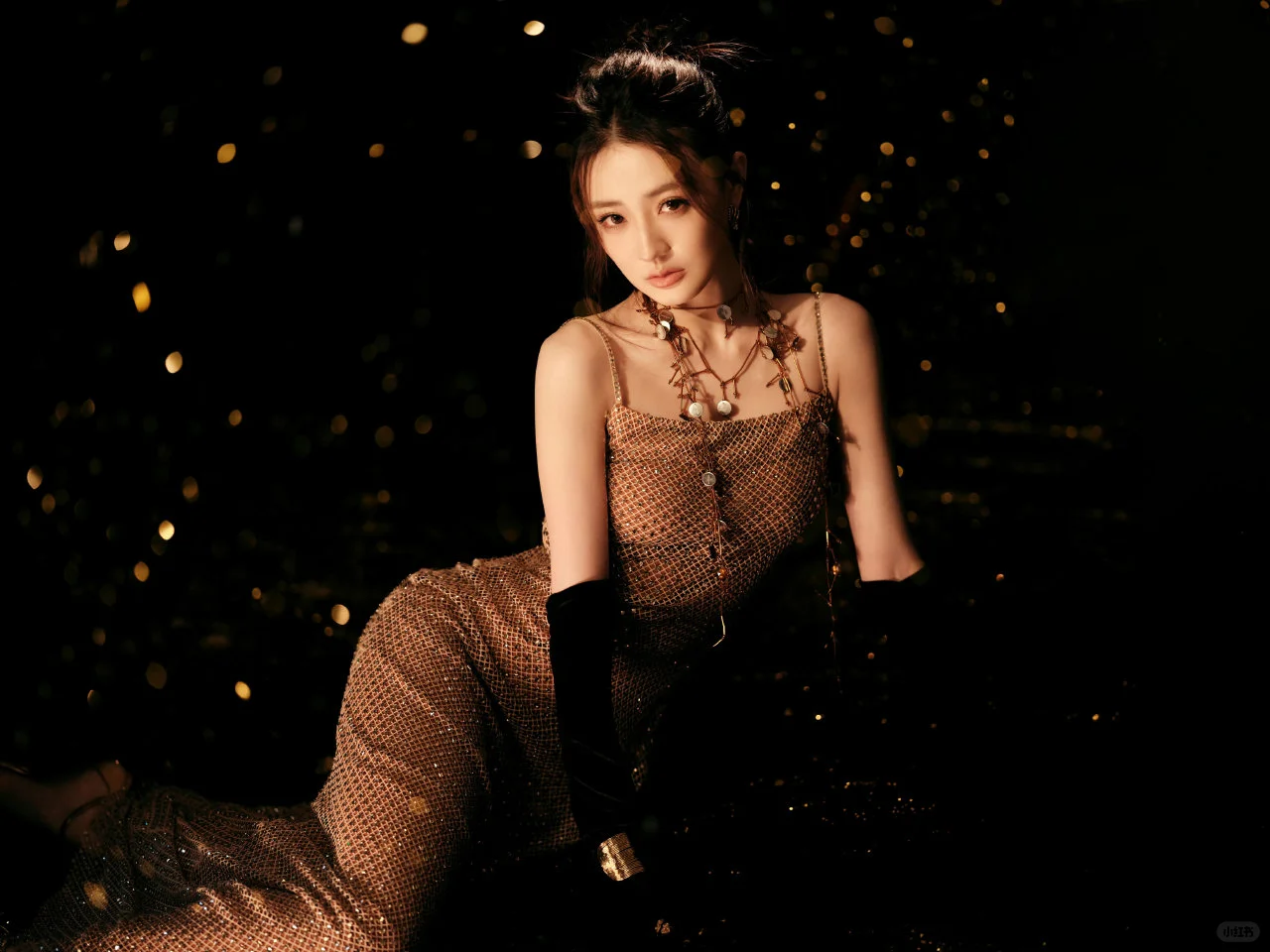 徐璐 金色吊带 性感曲线