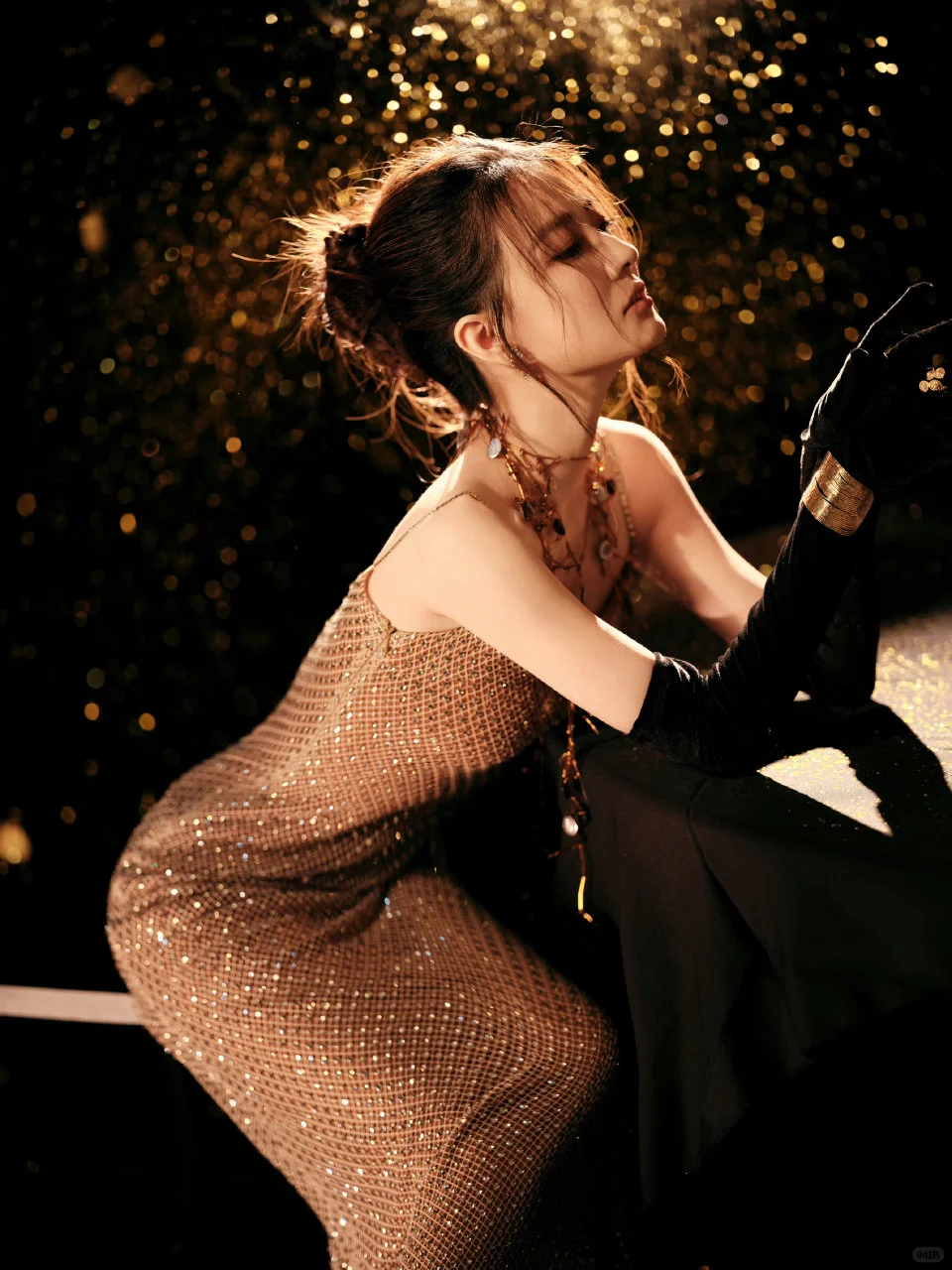 徐璐 金色吊带 性感曲线