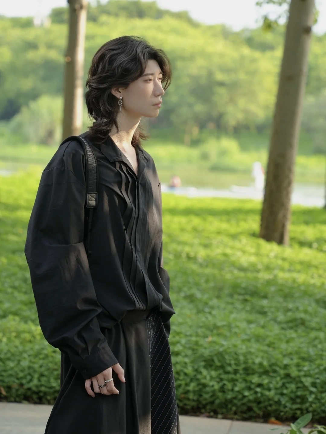 妈妈让我摘眼镜撩起头发拍照