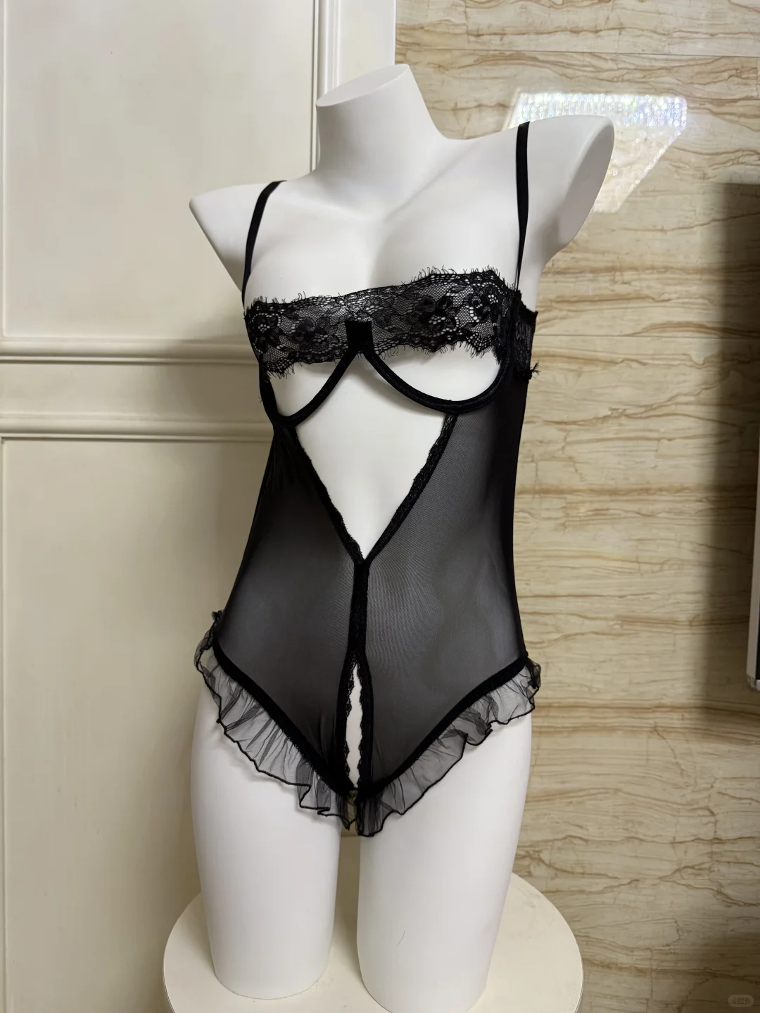 “暗夜魅影：神秘性感的黑色蕾丝”