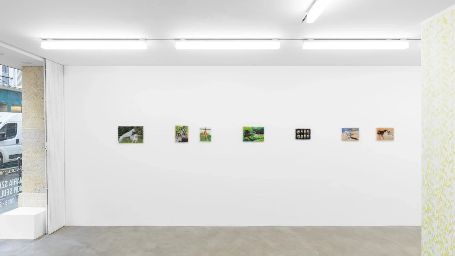 巴黎画廊的奇幻刺绣展：沉浸自然与寓言世界