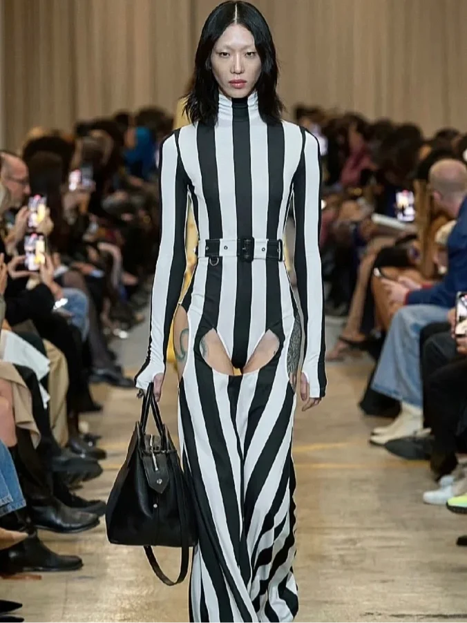 这是为了高举“穿衣自由”大旗吗