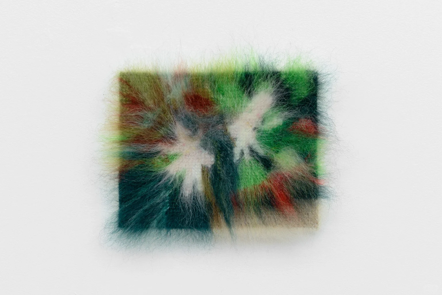 巴黎画廊的奇幻刺绣展：沉浸自然与寓言世界