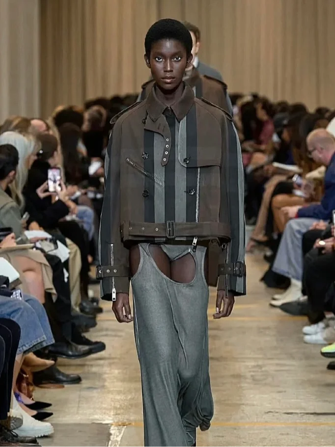 这是为了高举“穿衣自由”大旗吗