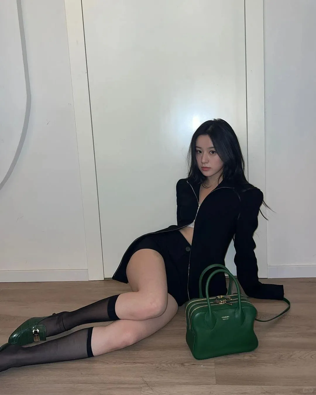 包上恩穿黑丝，性感加倍，妩媚诱惑又撩人