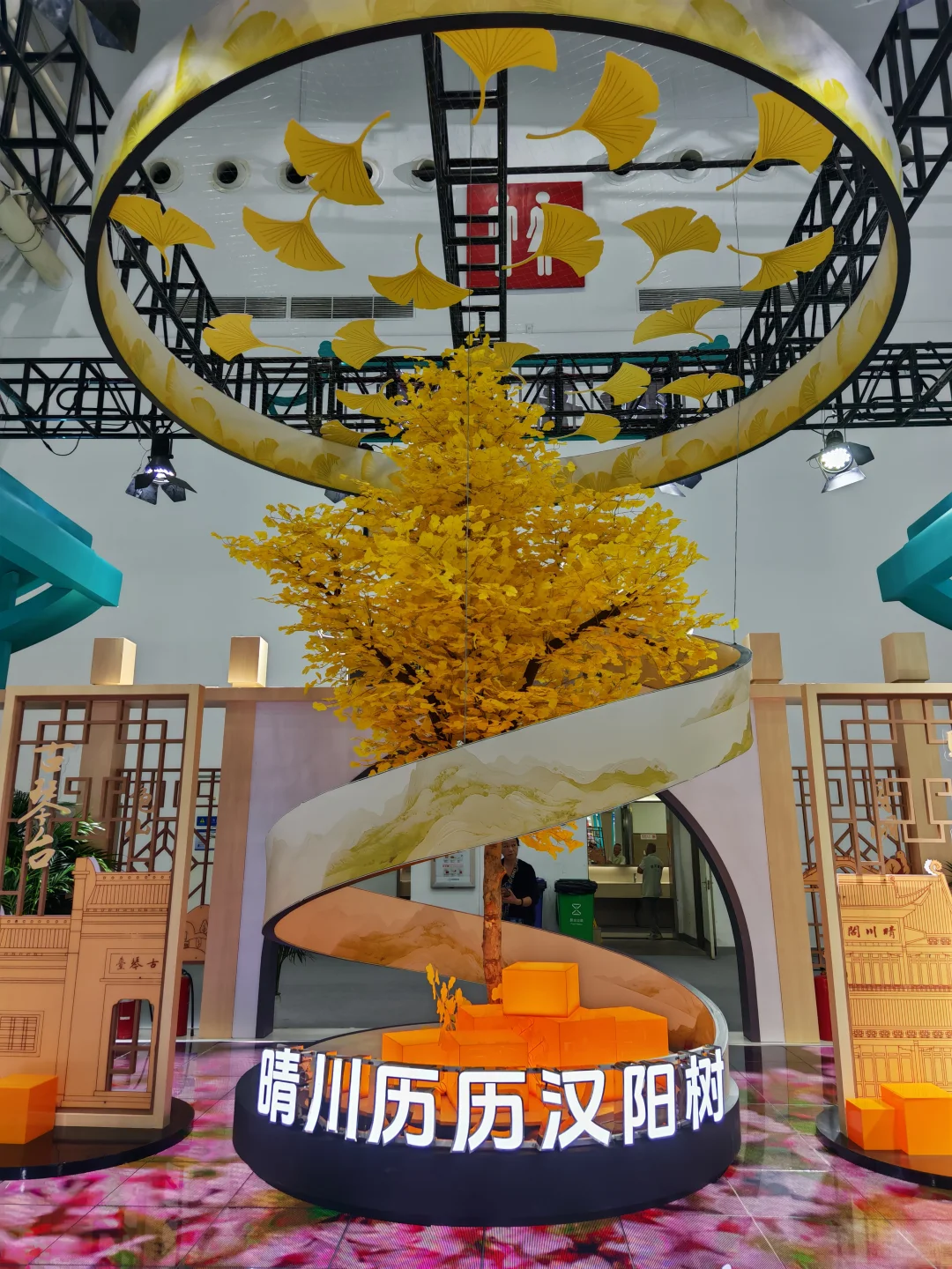 暴雨里的国博，武汉文化旅游博览会