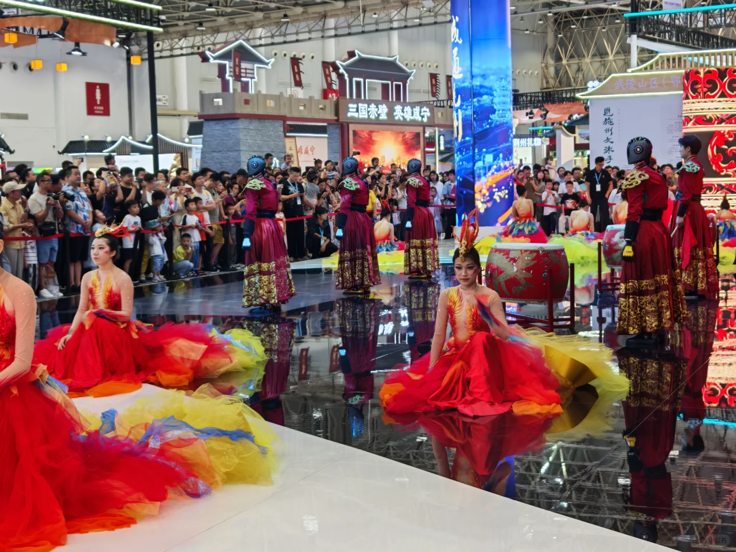 暴雨里的国博，武汉文化旅游博览会
