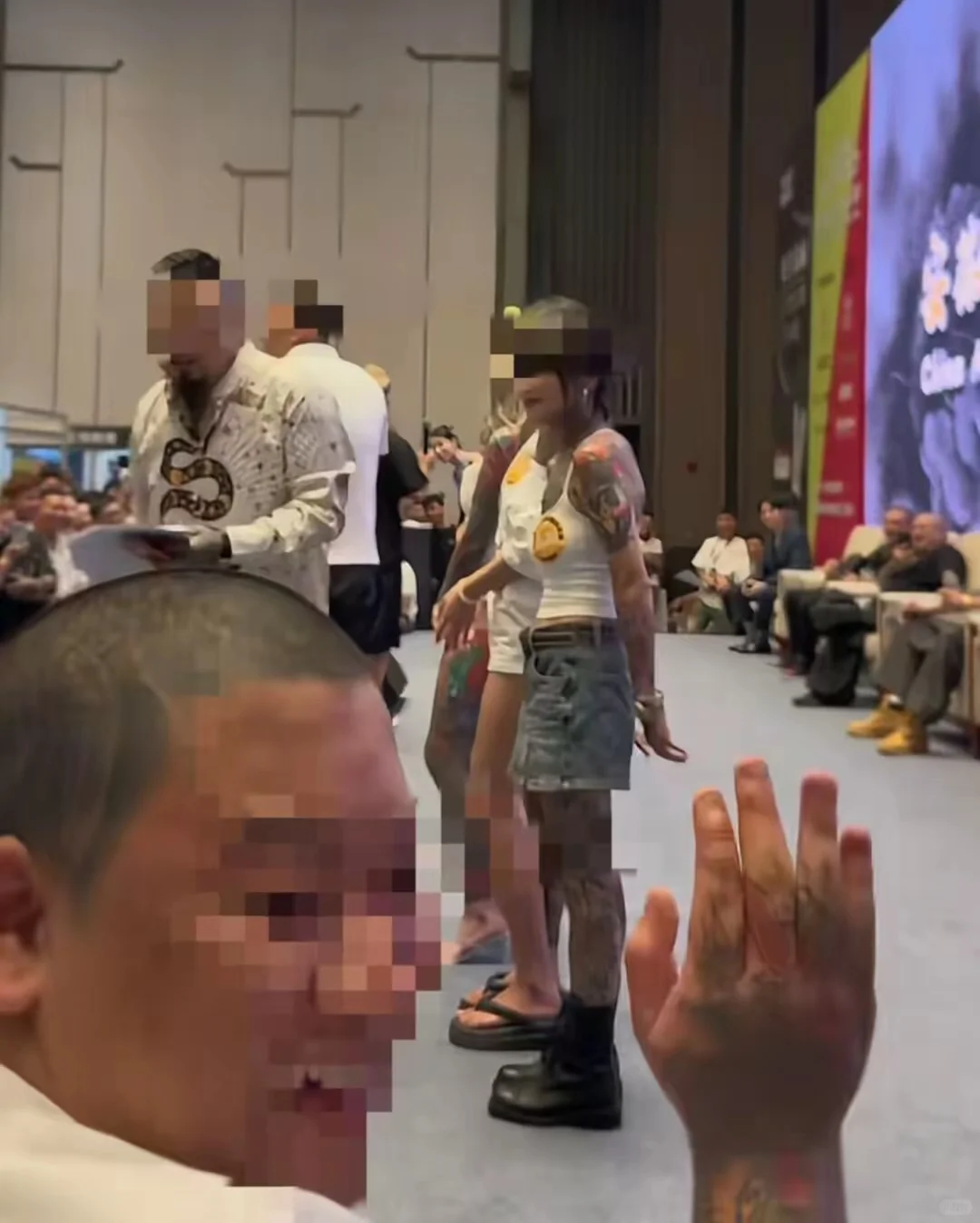 女子不雅行为后续，主办方称报备获批