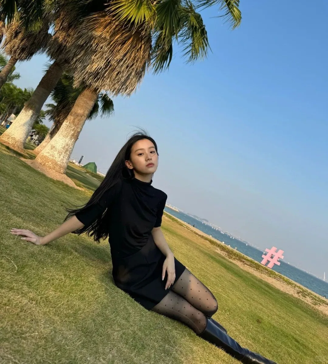 包上恩穿黑丝，性感加倍，妩媚诱惑又撩人