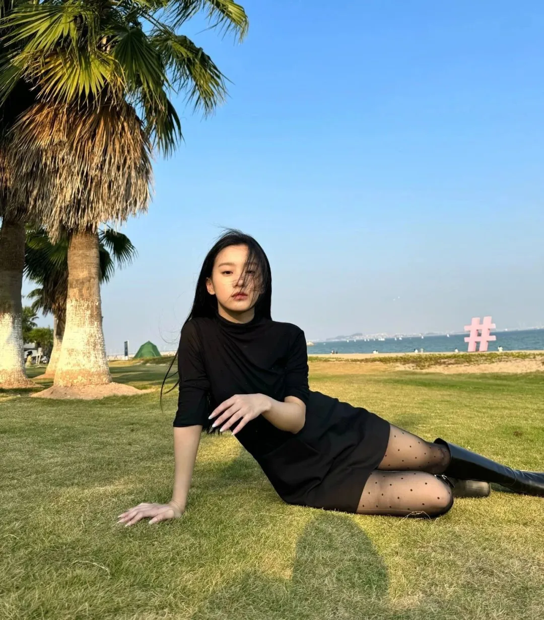 包上恩穿黑丝，性感加倍，妩媚诱惑又撩人