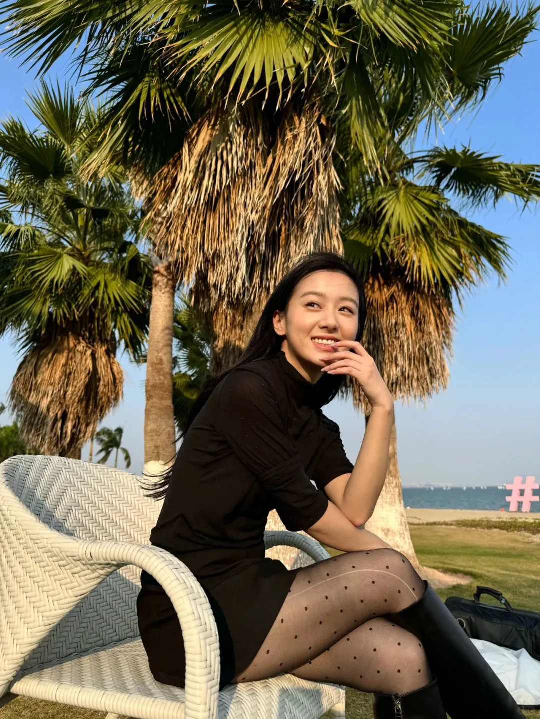 包上恩穿黑丝，性感加倍，妩媚诱惑又撩人