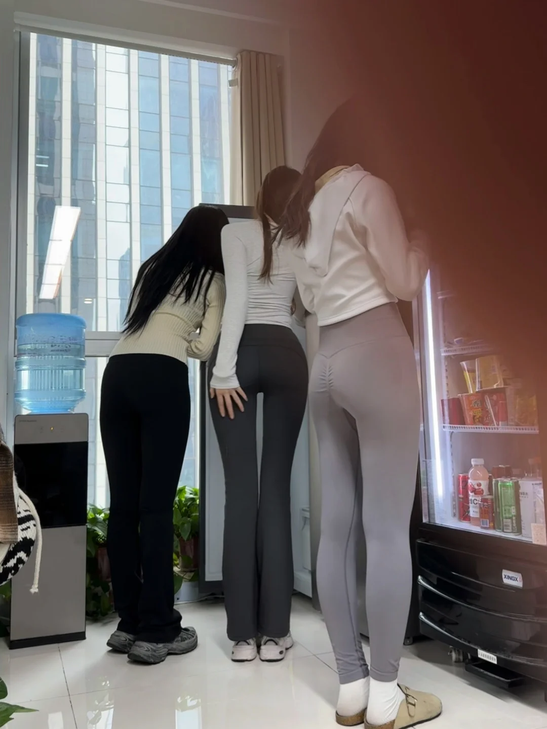 好内个…实习生都爱外穿瑜伽裤吗…